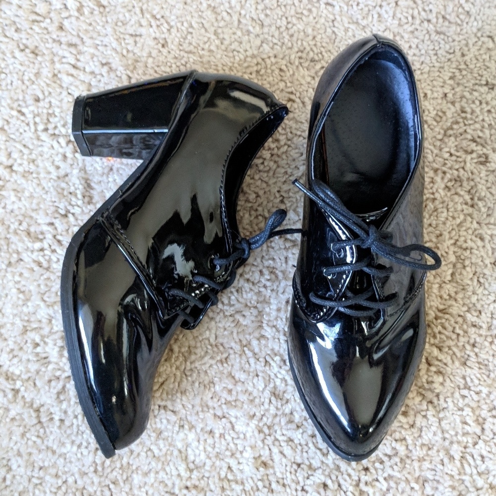 Vero Cuoio Block Heel Wing Tip Lace Up Booties